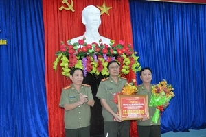 Bắt 2 người Trung Quốc dùng thẻ ATM giả rút tiền