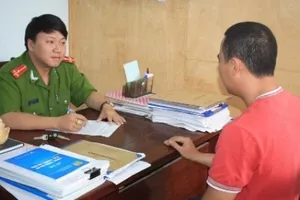 Hoảng sợ vì bỗng dưng bị bắn bi sắt vào nhà