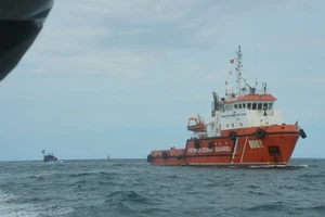 Tàu cảnh sát biển cứu 8 ngư dân gặp nạn ở Hoàng Sa
