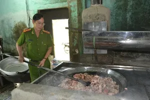 Phát hiện cơ sở chế biến mỡ bẩn cạnh nhà vệ sinh