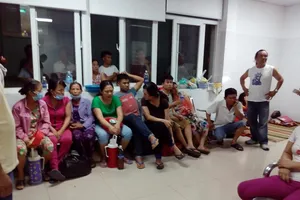 Tàu du lịch chìm trên sông Hàn: Sáng nay, ngư dân sẽ tìm 3 người mất tích