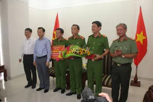 Bí thư Đà Nẵng khen thưởng chuyên án bắt đối tượng giết người trên bàn nhậu