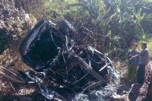 Xe ô tô đâm vào núi phát nổ, 5 người bị thương