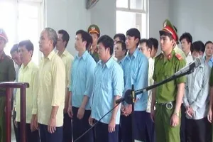 7 cán bộ hầu tòa vì nhận tiền hối lộ của lâm tặc