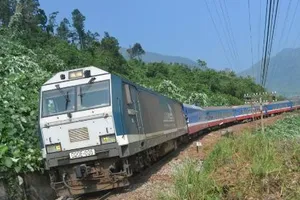 Bám càng tàu đang chạy để cướp tài sản