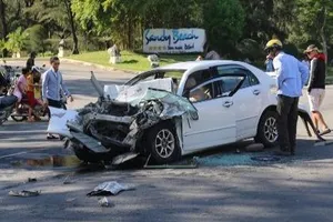 Ô tô con 'đối đầu' xe du lịch, năm người trên xe gặp nạn