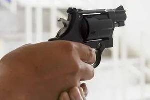 Bị khởi tố vì nhặt được súng, bắn thử rồi quay clip khoe