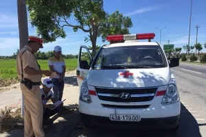 7 xe biển xanh gắn còi hụ không phép