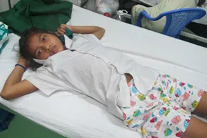 Cứu sống bé gái 14 tuổi bị rắn chàm quạp cực độc cắn