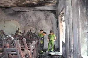 Cháy trong trường tiểu học, học sinh hoảng loạn