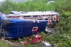 Lật xe giường nằm lúc rạng sáng nhiều người thương vong