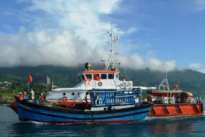 Cứu tàu cá bị phá nước, sắp chìm trên biển Hoàng Sa