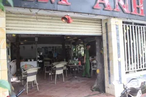 Xông vào quán cướp và hiếp dâm chủ quán cà phê