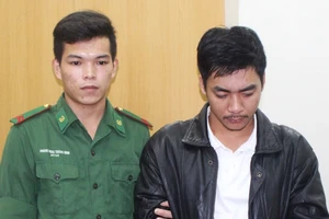 Bắt sinh viên bán kiếm, súng điện qua Facebook