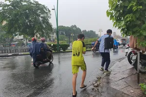 Làm sao để đi bộ qua đường không bị xử phạt?