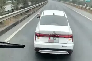 Công an điều tra vụ xe con tạt đầu xe khách trên cao tốc Nội Bài - Lào Cai