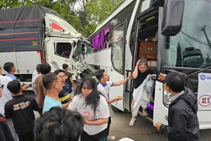 Xe tải tông xe khách trên đèo Khánh Lê, 7 người bị thương