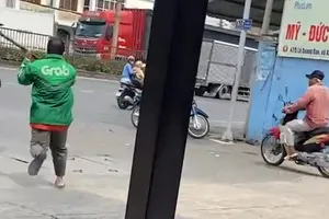 Xử lý hành chính 2 tài xế xe ôm đánh nhau túi bụi ở Hóc Môn