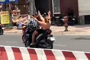 Công an xác minh cô gái chạy xe máy buông hai tay, đưa chân lên trời