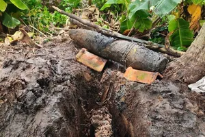 Đào mương làm vườn, người dân phát hiện quả bom nặng 200kg
