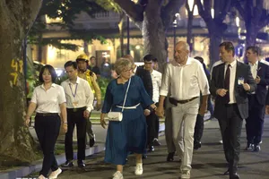 Tổng thống Hungary và Phu nhân nắm tay đi dạo phố ở Hà Nội