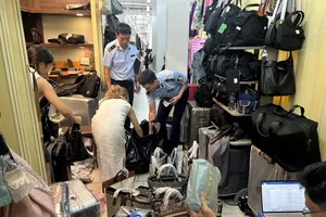 Lực lượng chức năng thu giữ hàng ngàn sản phẩm nghi giả tại Sài Gòn Square
