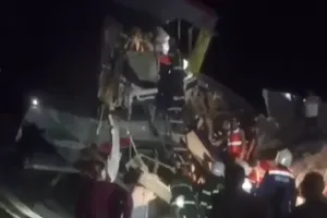 VIDEO: Cầu sập nghi do nổ ở Nga rơi đè xe lửa, hơn 30 người thương vong