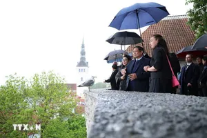 Thủ tướng Phạm Minh Chính và Phu nhân dạo phố cổ ở Estonia 