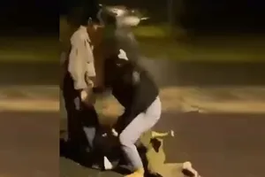 Cô gái bị đánh hội đồng, phát trực tiếp lên mạng xã hội