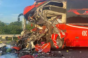 Xe khách đâm vào đuôi container, 2 người chết, nhiều người bị thương
