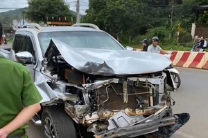 Người dân vây bắt tài xế xe bán tải gây tai nạn rồi giao cho công an