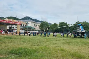 Hình ảnh trực thăng chở hàng thiết yếu đến với người dân vùng lũ Nghệ An