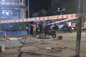 Người thân ôm bé gái khóc ngất vì bị taxi tông tử vong trong khu dân cư