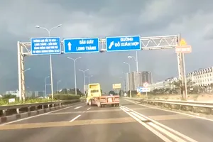 Buồn chuyện gia đình, tài xế xe đầu kéo lạng lách trên cao tốc TP.HCM để giải khuây
