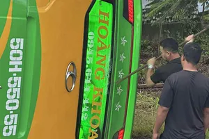 Giải cứu 46 người trên xe khách bị lật ở Đắk Lắk 