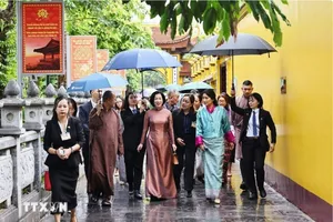 Phu nhân Chủ tịch nước và Hoàng hậu Bhutan dâng hương tại chùa Trấn Quốc