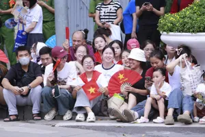 Người dân đổ về Quảng trường Ba Đình trong ngày đầu tiên tổng hợp luyện diễu binh 2-9