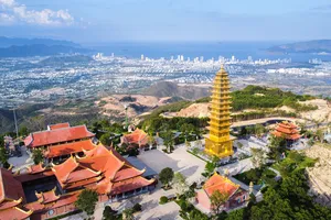 Bảo tháp 13 tầng vàng óng ánh trên đỉnh núi Chín Khúc