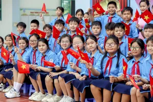 Học sinh Trường THCS Bình Trị Đông B, phường An Lạc, TP.HCM hào hứng trong ngày tựu trường.