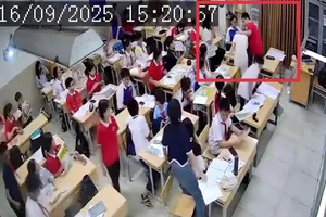 Trường học nói về lý do nam sinh lớp 7 xô đẩy cô giáo: Để giành lại đồ chơi