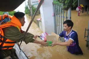 Công an dầm mình trong lũ cứu hộ, cứu trợ hàng ngàn hộ dân bị cô lập ở Thanh Hóa