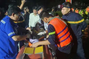 Nước lũ dâng cao ở Nha Trang, nhiều người được cứu trong đêm