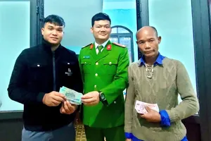 2 người đàn ông hoảng hốt khi thấy tiền bay đầy đường