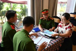 Công an phường đến từng nhà trọ, khách sạn trong ngày đầu áp dụng Nghị định 282/2025