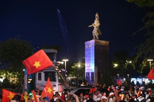 Người dân TP.HCM vẫn chấp hành luật giao thông khi đi ‘bão’ mừng chiến thắng của U22 Việt Nam