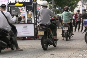 Danh sách hơn 100 xe máy leo vỉa hè đường Quang Trung, Nguyễn Oanh bị CSGT phạt nguội