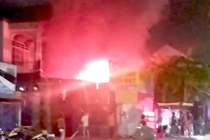 TP.HCM: Cháy ki-ốt bán nước giải khát trên đường Trần Hưng Đạo, 1 người tử vong
