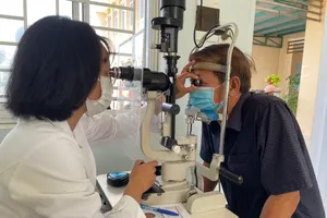 Bình Định: Khám, điều trị các bệnh về mắt miễn phí cho người dân