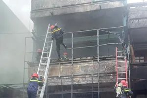Cháy ở cửa hàng nệm ở Quy Nhơn, 6 người kịp tháo chạy