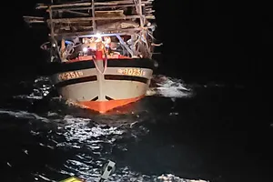 Tàu SAR 412 đưa 39 ngư dân Quảng Ngãi bị nạn vào cảng Quy Nhơn